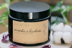 Pivoňka s bavlnou - sójová svíčka v hnědém skle (490 ml)